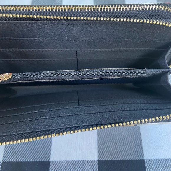 PATENT LEATHER MAGAZINE PRINT WALLET/WRISTLET - Picture 6 of 8